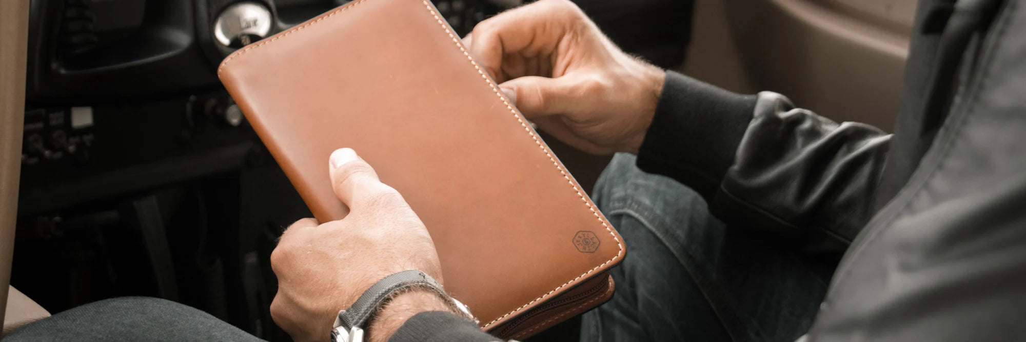 The Perfect Travel Wallet for Australian Traveler's